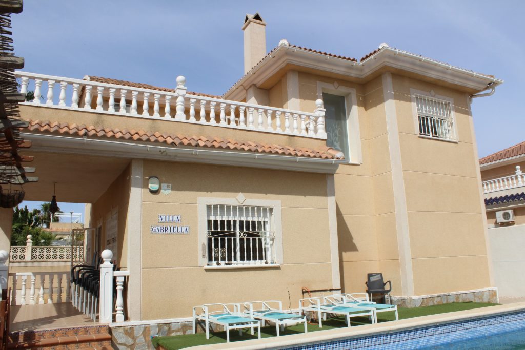 Lovely three bedroom detached villa for sale in Los Alcazares Spanish