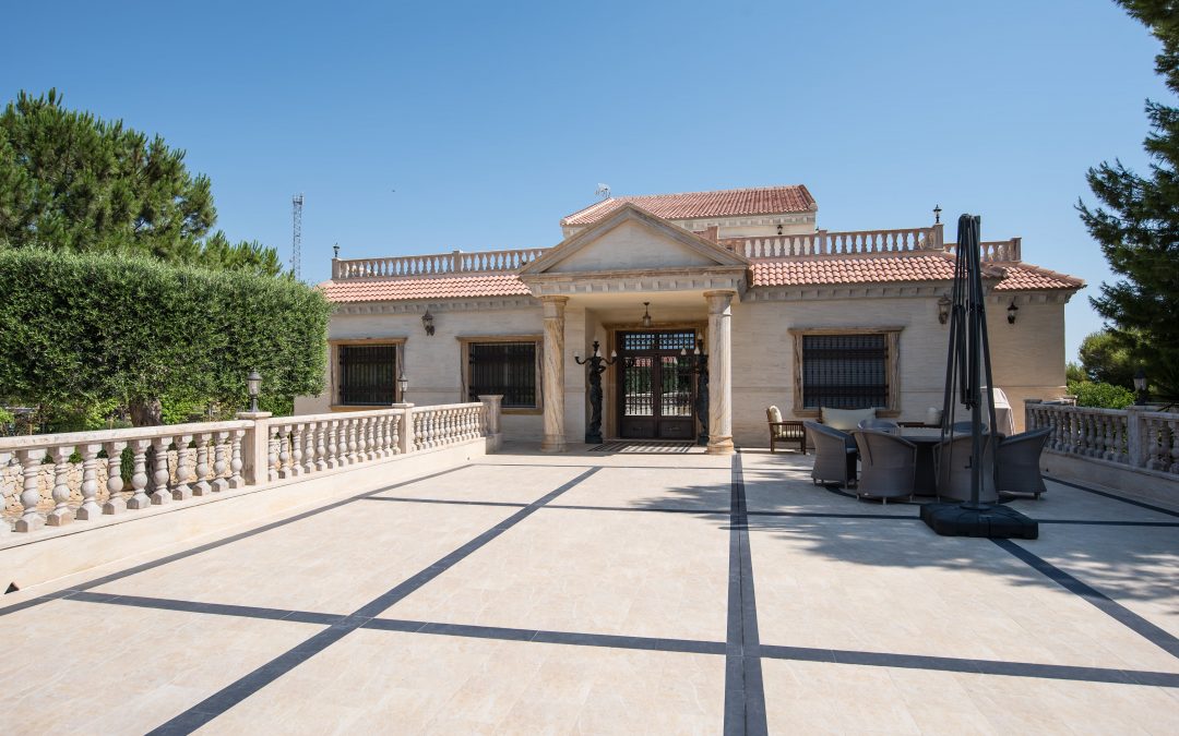 Stunning luxurious villa with eight bedrooms on 5000m2 plot for sale in Algorfa