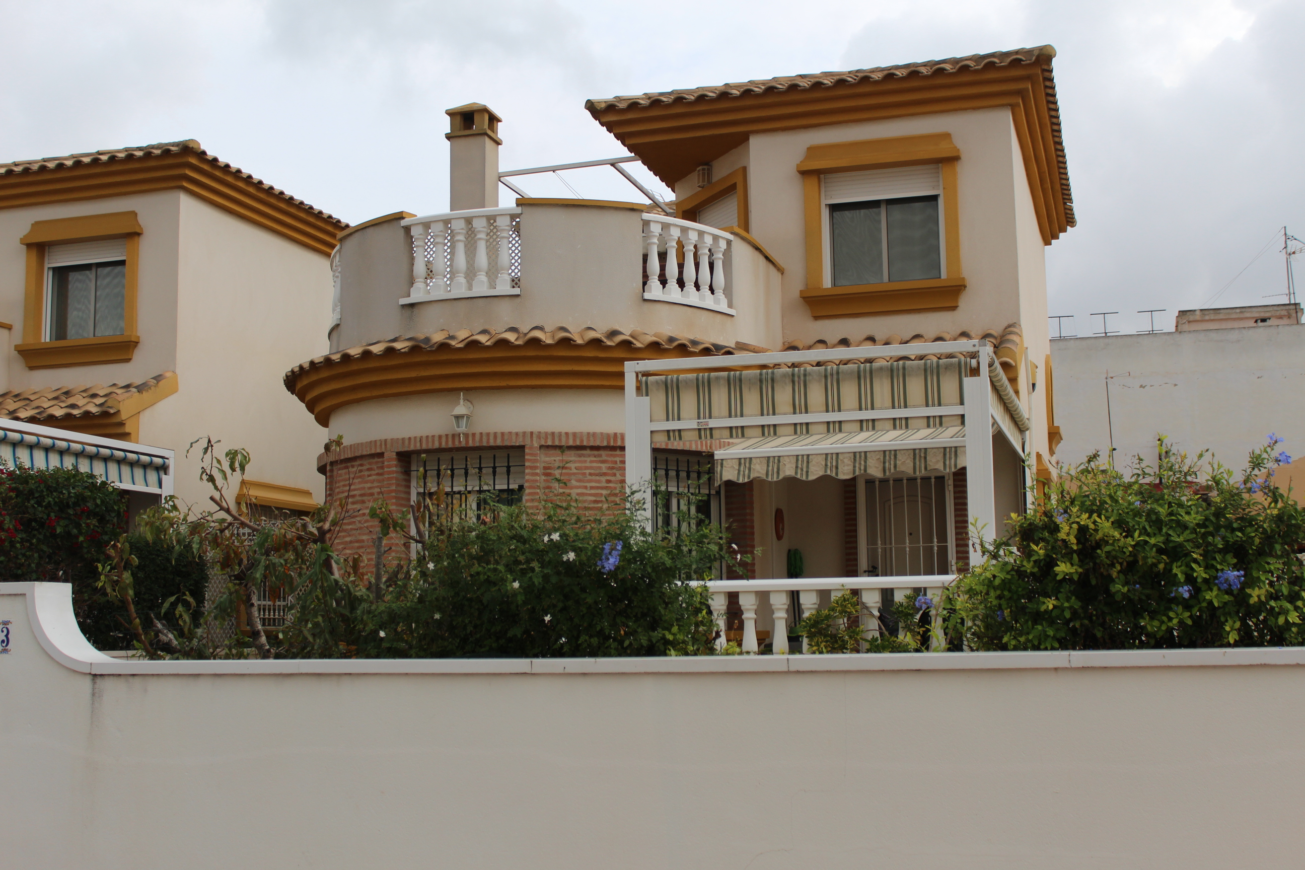 Lovely three bedroom detached villa on peaceful Daya Nueva urbanisation