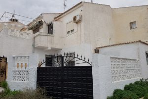 Two bedroom, one bathroom property for sale close to CC Habaneras in Torrevieja