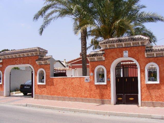 4 bed, 3 bath detached villa with private pool on 800 sq mtr plot in Los Balcones