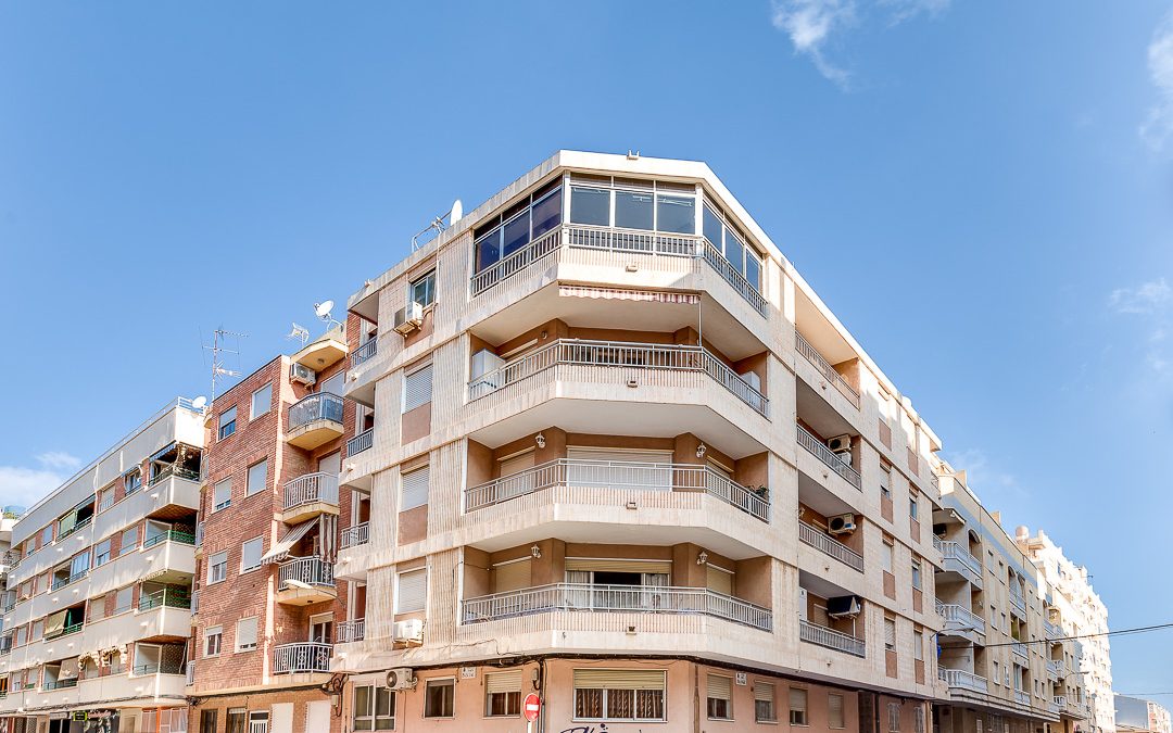 2 bed, 1 bath apartment close to popular Habaneras shopping centre in Torrevieja