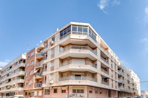 2 bed, 1 bath apartment close to popular Habaneras shopping centre in Torrevieja