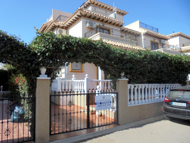 3 bed quad house in sought after Pinada golf, close to Villamartin Plaza and Golf Course
