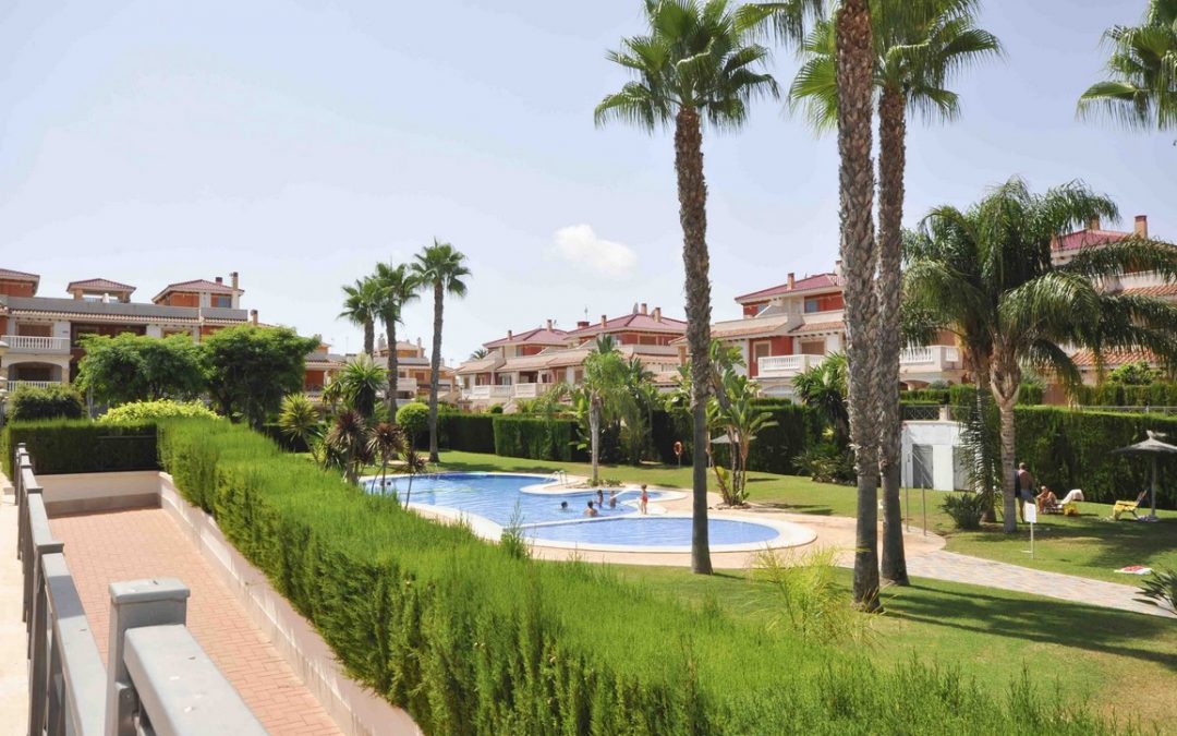 3 bed, 2 bath top floor, fully furnished apartment in Zeniamar, Punta Prima