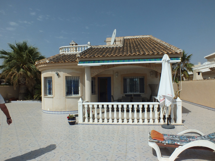 Frontline detached villa with four bedrooms, three bathrooms and direct beach access for sale