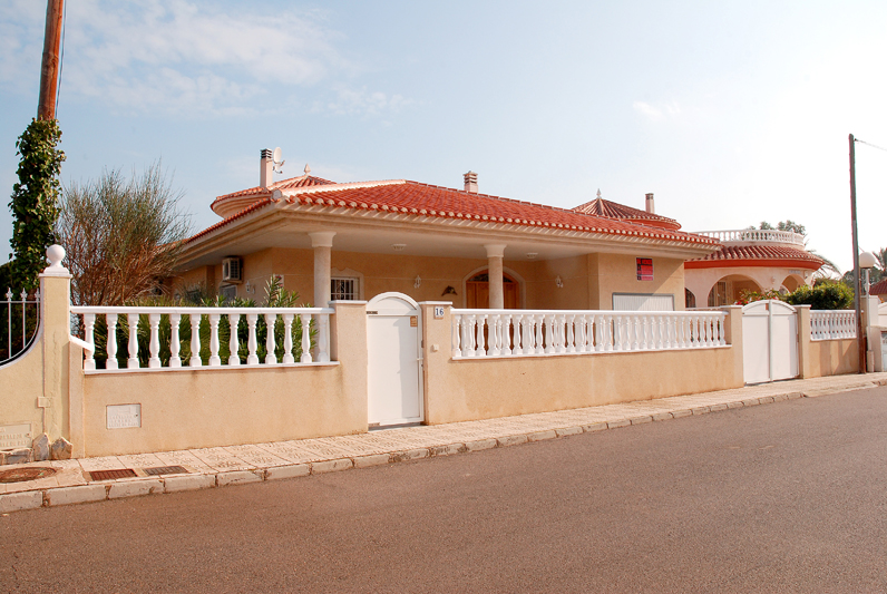 Frontline three bedroom detached villa in Spain for sale with private swimming pool