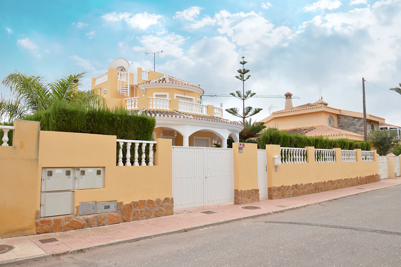 Detached three bedroom frontline villa for sale in Spain on 500m2 plot with beautiful sea views