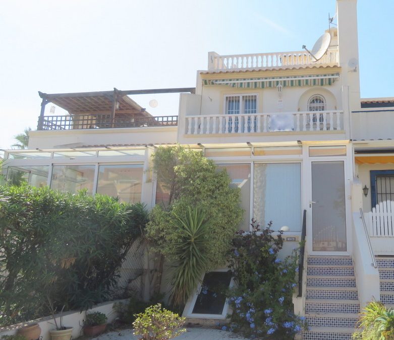 Schönes Stadthaus mit 2 Schlafzimmern und 1 1/2 Badezimmer in Villamartin