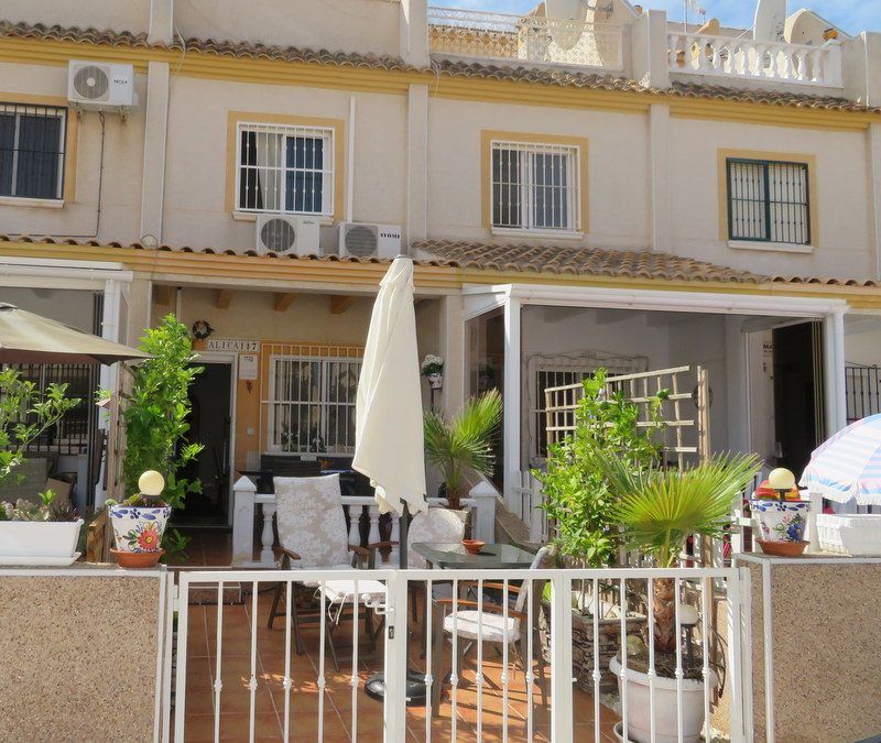 Schönes Reihenhaus mit 3 Schlafzimmern und 1 1/2 Bad in Villamartin, alle Annehmlichkeiten zu Fuß erreichbar