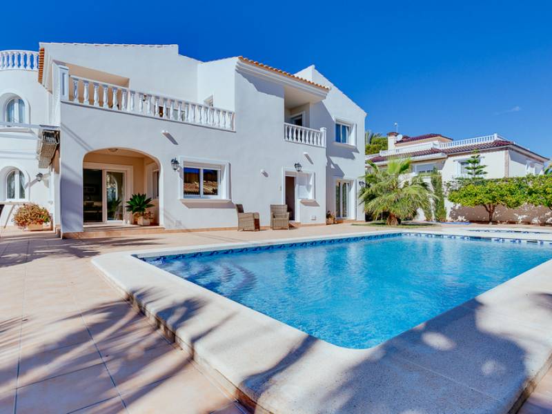 Stunning villa with 5 bedrooms, 5 bathrooms in Cabo Roig just 100m from ...