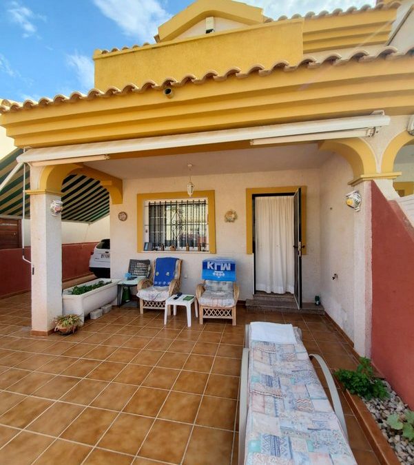 This immaculate semi-detached house has 3 bedrooms and 2 bathroom just 10 min walk to the beach.