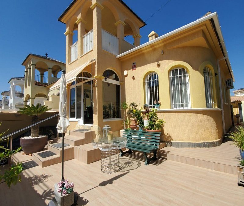Beautiful 2 bedroom, 1 bathroom detached villa with private pool, distanced sea views in El Galan