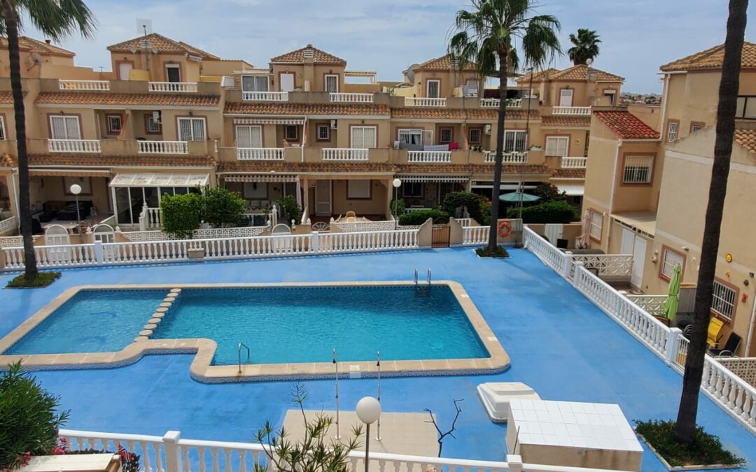 Schönes Stadthaus mit 2 Schlafzimmern und 1,5 Bädern und Blick auf den Gemeinschaftspool in La Siesta, Torrevieja.