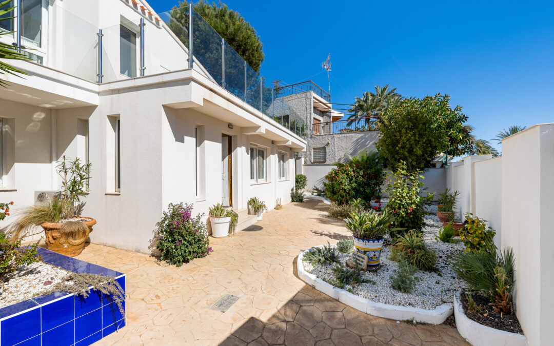 Stunning refurbished detached villa with 10 bedroom and 6 bathroom, private pool only 100 meter to La Glea beach in Dehesa de Campoamor.