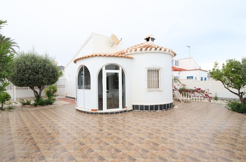 Detached villa with 3 bedroom, 1 bathroom on a 370m2 plot in La Florida, Orihuela-Costa.