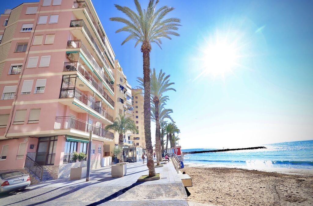 Stunning renovated apartment with 3 bedroom, 1 bathroom just 30 meter to Playa del Cura in Torrevieja.