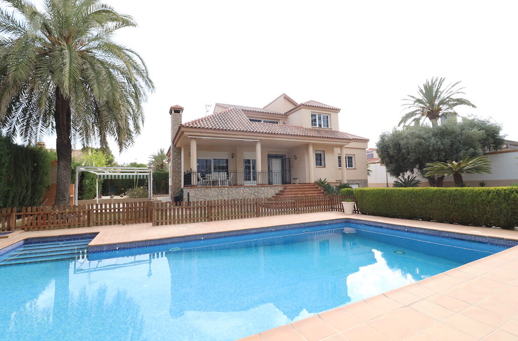 Detached villa with 4 bedroom, 3 bathroom and private pool just 300 meter to the beach of Mil Palmeras.