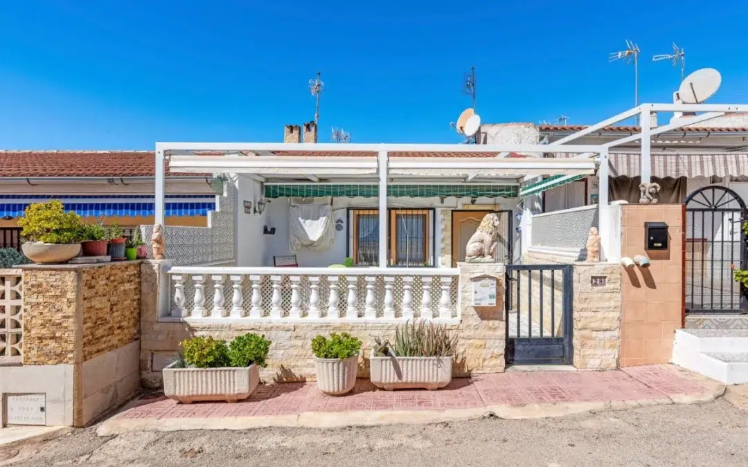Charming 2 bedroom bungalow situated in the peaceful residential town of Guardamar del Segura, Alicante. Spain.