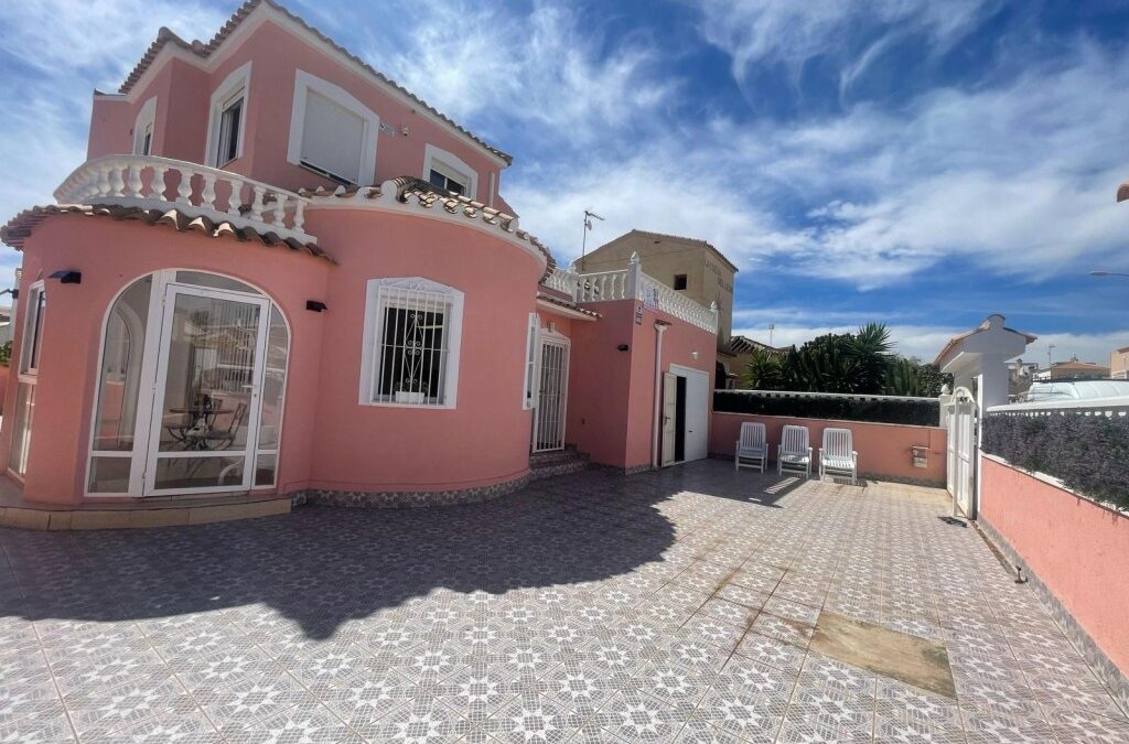 Stunning Detached villa with 5 Bedrooms 2 Bathrooms in Playa Flamenca