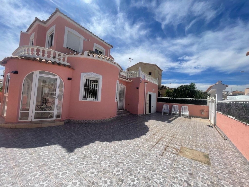 Stunning Detached villa with 5 Bedrooms 2 Bathrooms in Playa Flamenca