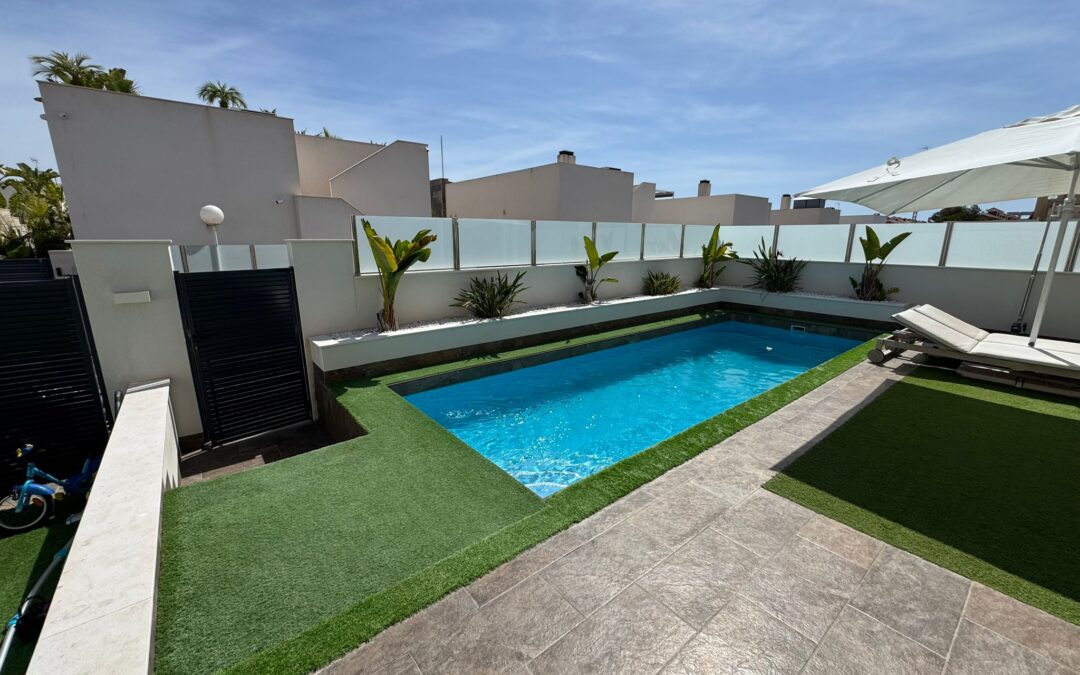 Detached villa with 5 Bedrooms, 4 Bathrooms for sale in Villamartin