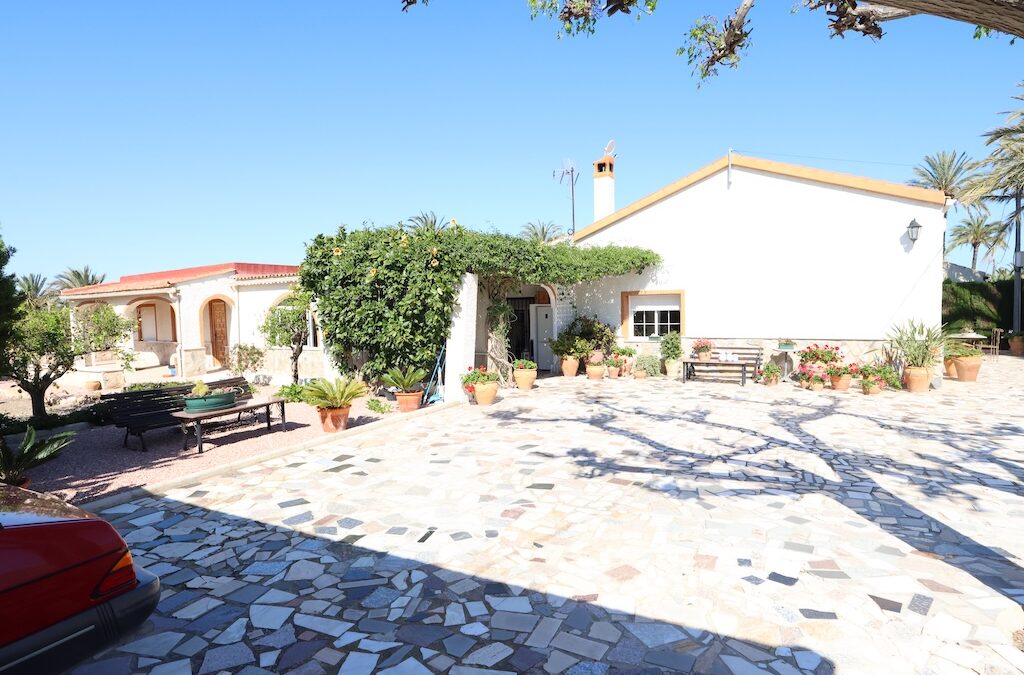 Property for sale in La Marina with 5 Bedrooms & 2 Bathrooms