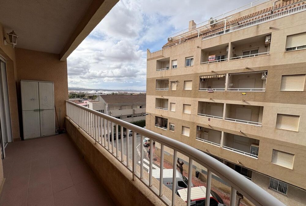 Apartment for sale in Torrevieja with 3 Bedrooms, 2 Bathrooms